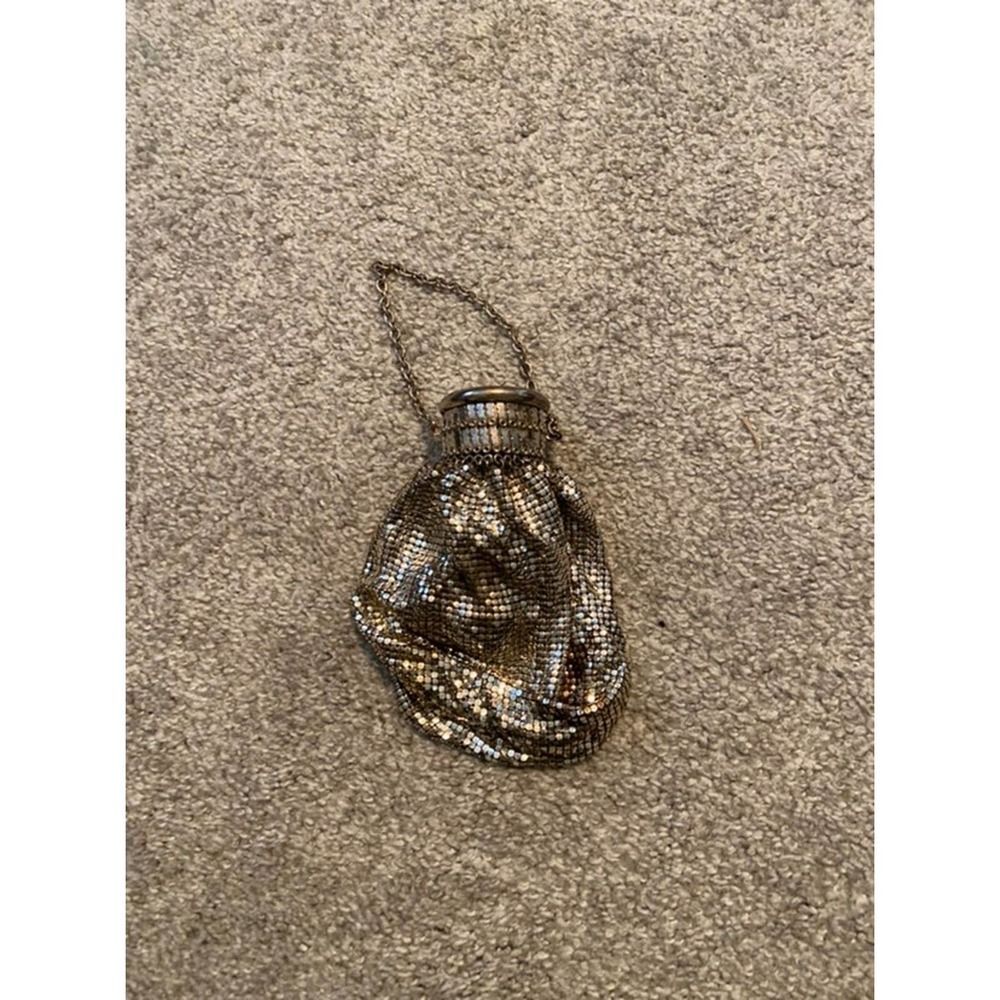 1930 Whiting and Davis‎ beggers bag